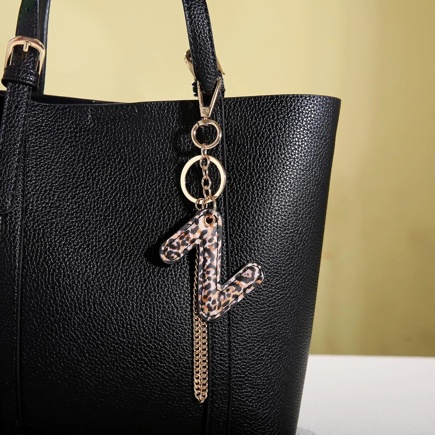 Leopard Letter Keychain for Women, PU leather Initial Letter Keyring Keychain Accessories Purse Handbags Charm